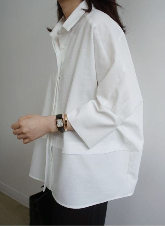 Moderná biela košeľa